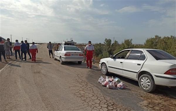 به دو خانوار گرفتار در سیلاب بخش ریگ کمک شد