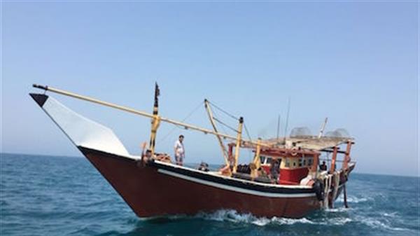 شناور صیادی غیرمجاز در آب‌های جزیره خارگ توقیف شد